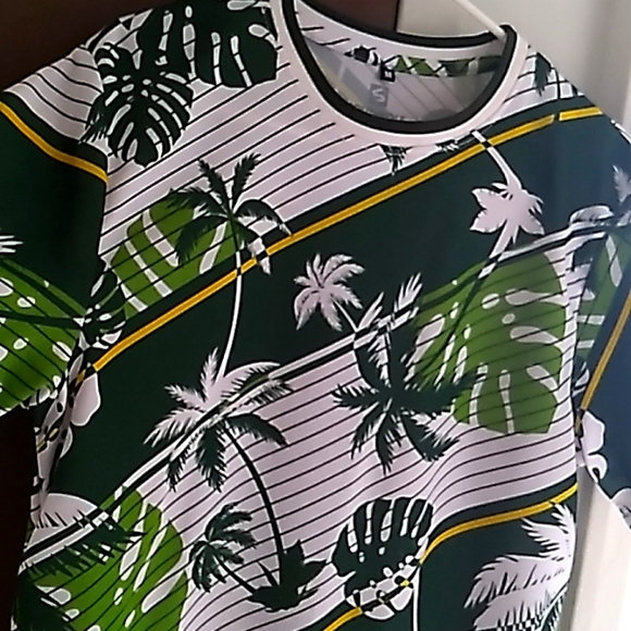 Other - T-shirt 🌴🌱